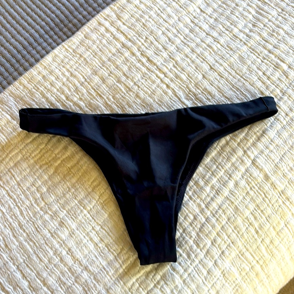 Left on Friday Streamline Bottom Black, M